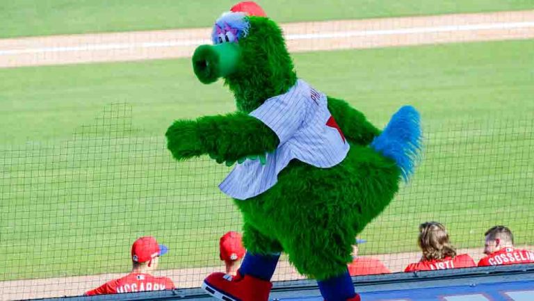 Phillie Phanatic pone el ambiente en el estadio