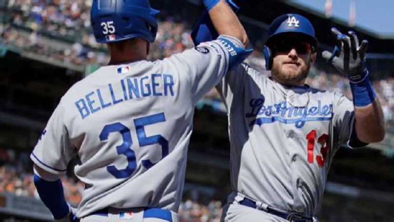 Jugadores de los Dodgers de los Angeles festejan una carrera