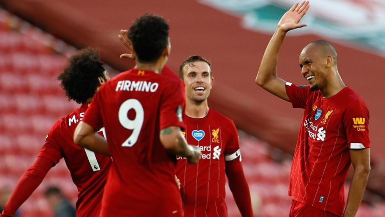 Jugadores del Liverpool celebran un gol contra Crystal Palace