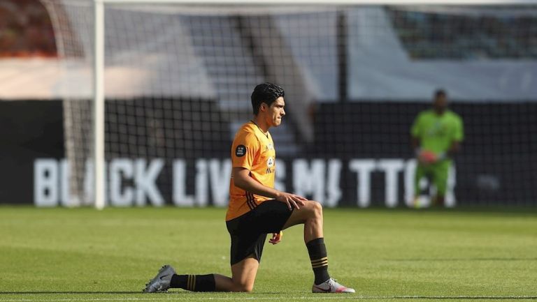 Raúl Jiménez durante un partido con Wolves