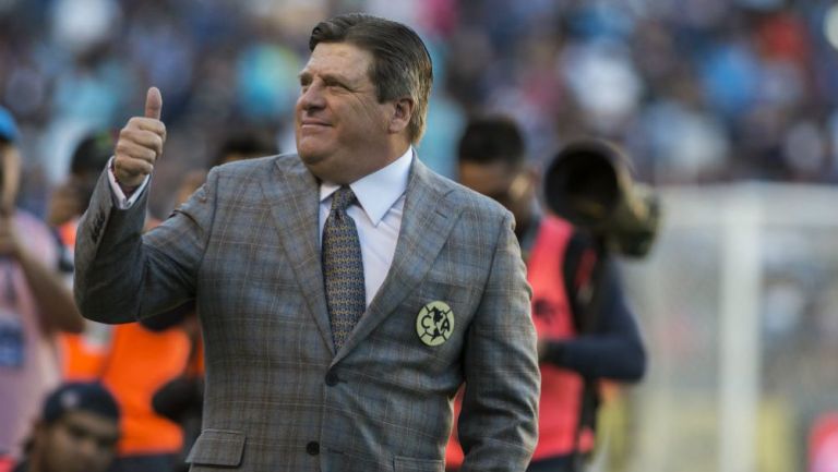 Miguel Herrera, técnico del América, saludando