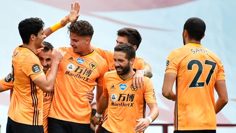 Jugadores del Wolverhampton celebran el gol de la victoria 