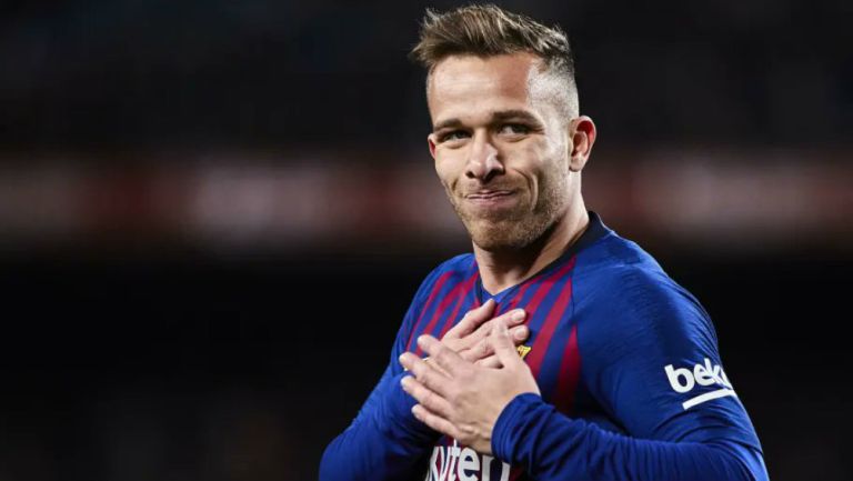 Arthur en partido con Barcelona