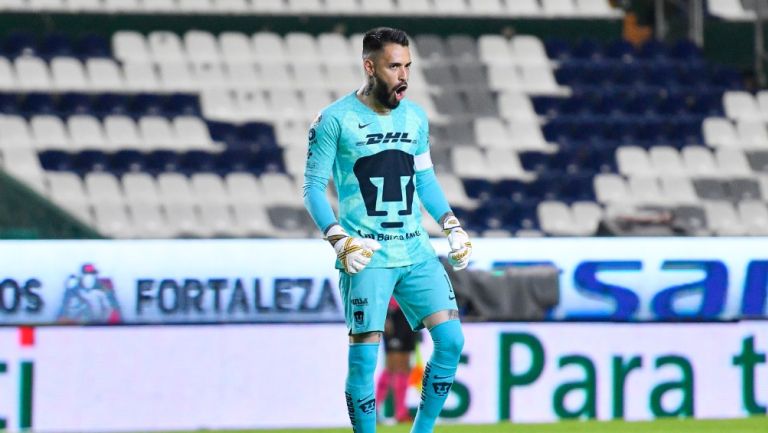 Alfredo Saldívar durante un partido con Pumas