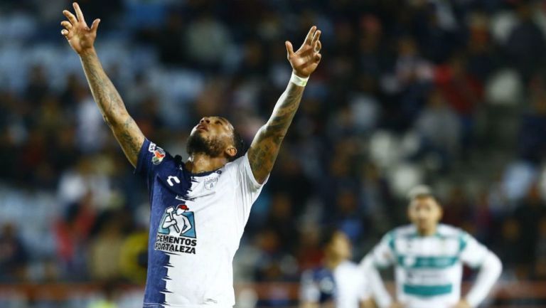 Kazim Richards en festejo de gol con Pachuca