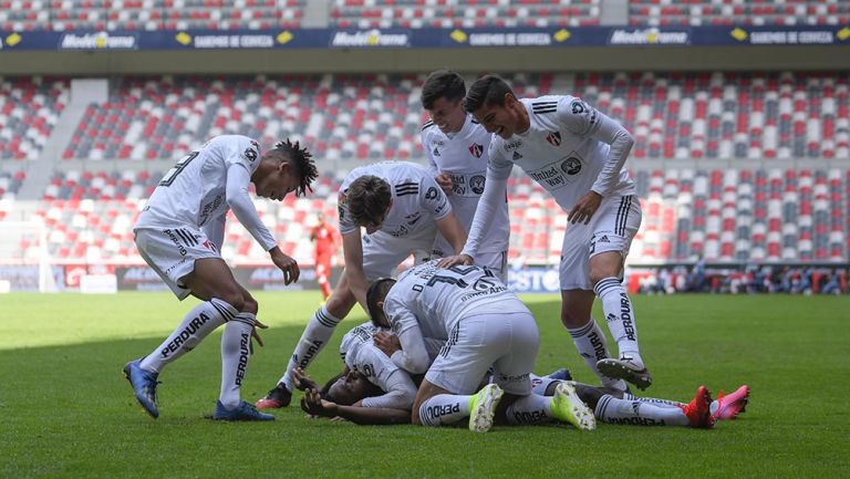 Jugadores de Atlas festejan un gol