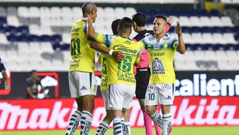 Jugadores de León festejan un gol