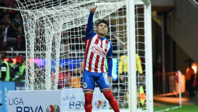 Eduardo López celebrando un gol con Chivas