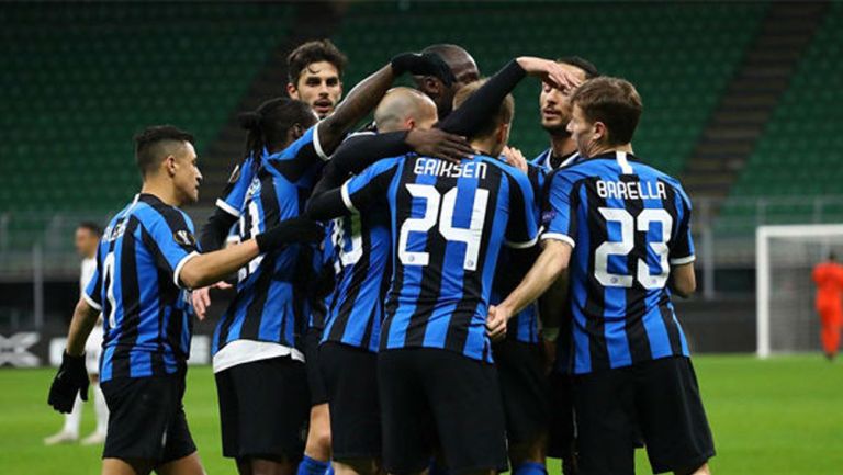 Jugadores del Inter celebran un gol en Europa League