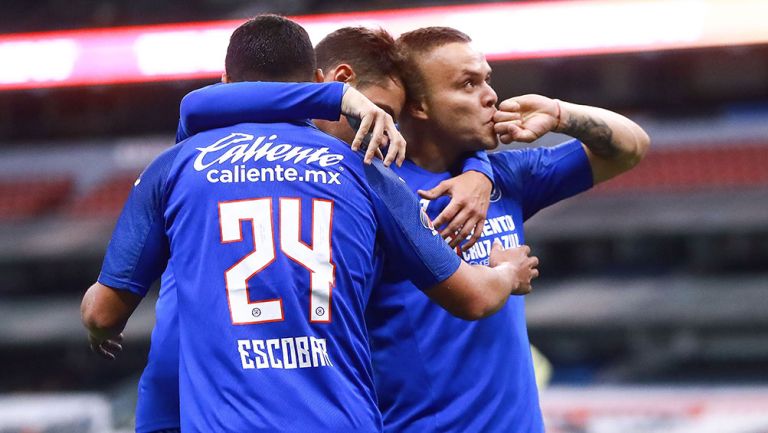 Jugadores de Cruz Azul festejan un gol