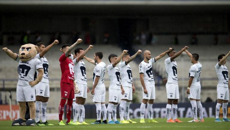 Jugadores de Pumas entonan el 'Goya' antes de un partido 