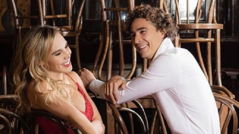 Guillermo Ochoa junto a su esposa Karla Mora