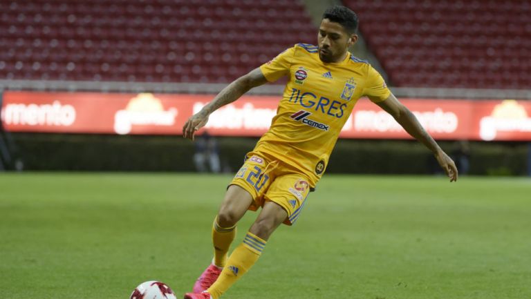 Javier Aquino en partido con Tigres