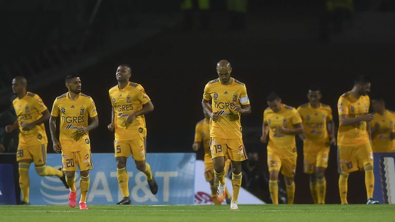 Jugadores de Tigres en el partido vs Cruz Azul