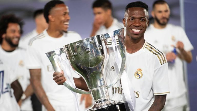 Vinícius Jr. con el título de LaLiga