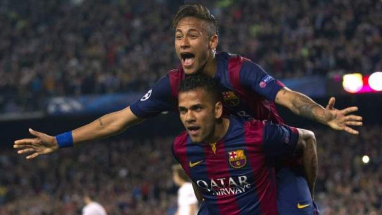 Dani Alves celebra un gol con Neymar en el Barcelona