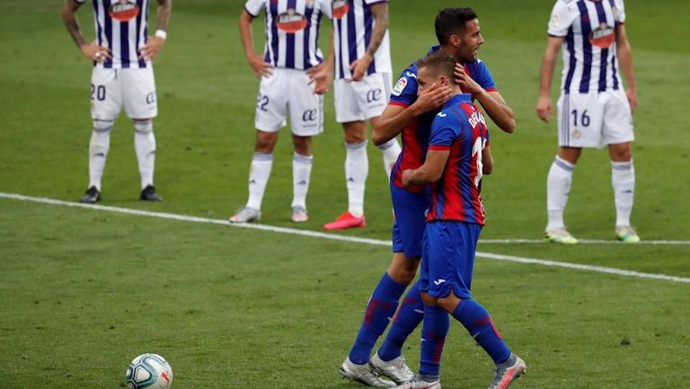 Pablo de Blasis celebra un gol con un compañero