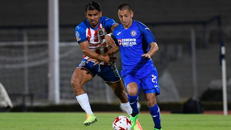 Alvarado conduce el balón ante el acoso rival