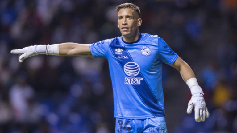 Nicolás Vikonis durante un duelo con Puebla en Liga MX 