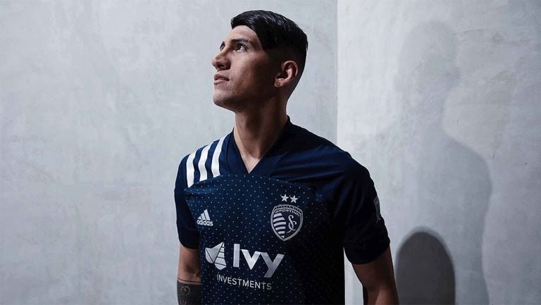 Alan Pulido en sesión de fotos con Kansas City 