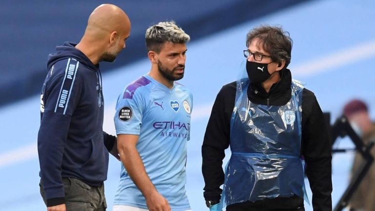 Kun Agüero sale tras una lesión en la rodilla izquierda 