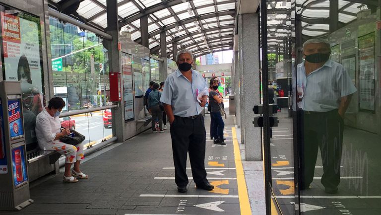 Usuarios de metrobús en la Ciudad de México