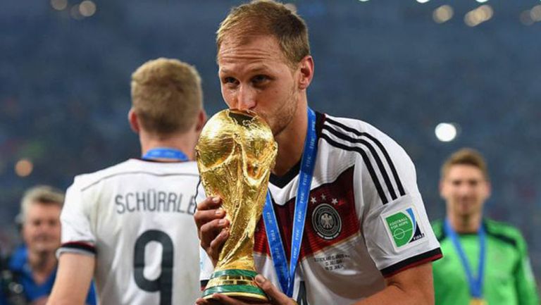 Benedikt Höwedes posa con la Copa del Mundo 