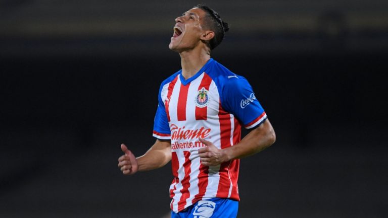 Uriel Antuna durante un partido con Chivas