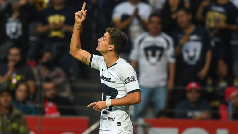 Juan Dinenno festeja un gol con Pumas