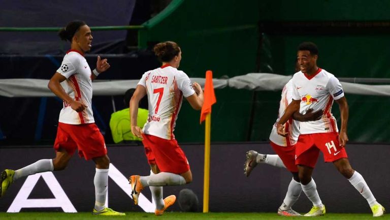 Jugadores del Leipzig celebran anotación de Tyler Adams