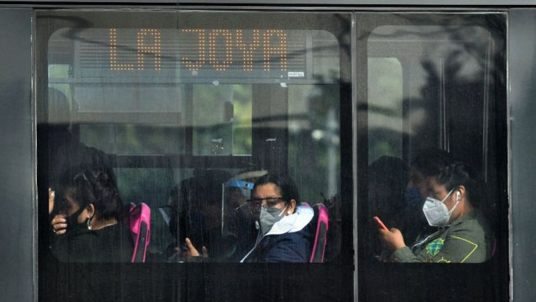 Personas con tapabocas viajan en el transporte urbano en Ciudad de México