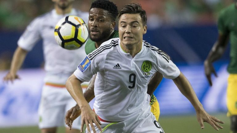 Erick Torres en acción de Copa Oro con el Tri