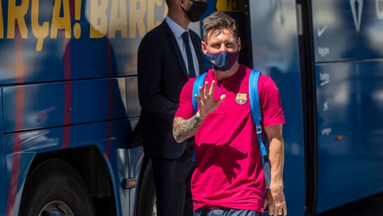 Lionel Messi saluda a los fans en su llegada a Lisboa 