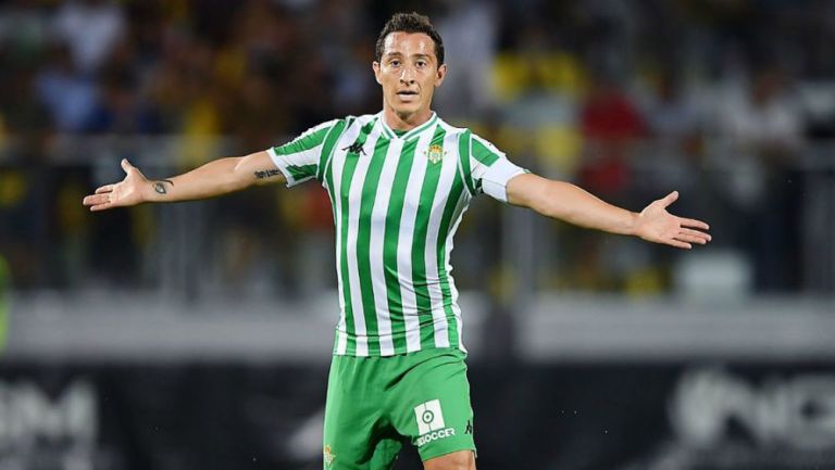 Andrés Guardado durante un duelo con el Betis 