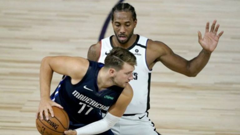 Luka Doncic y Kawhi Leonard durante un juego