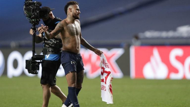 Neymar celebrando el triunfo del PSG tras intercambiar playera