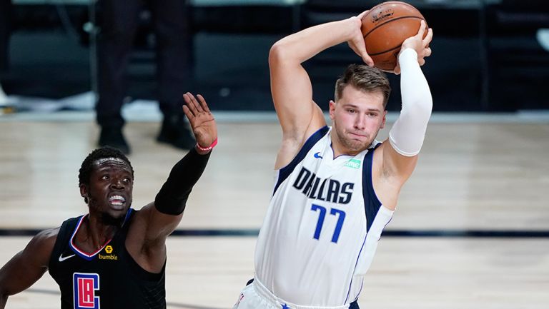 Doncic protege el balón ante el acoso rival