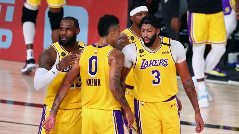 Jugadores de los Lakers durante el duelo ante Blazers 