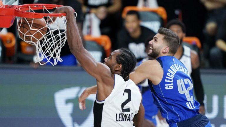 Kawhi Leonard, de los Clippers, encesta frente a Maxi Kleber