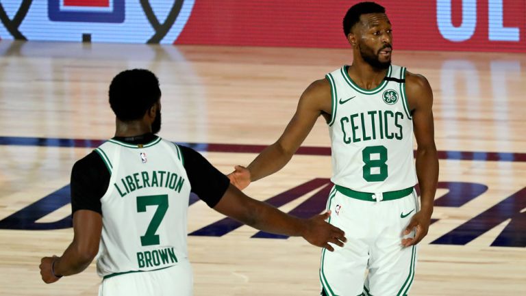 Kemba Walker y Jaylen Brown durante el duelo ante Filadelfia