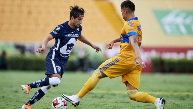 Carlos Gutiérrez en acción con Pumas vs Tigres