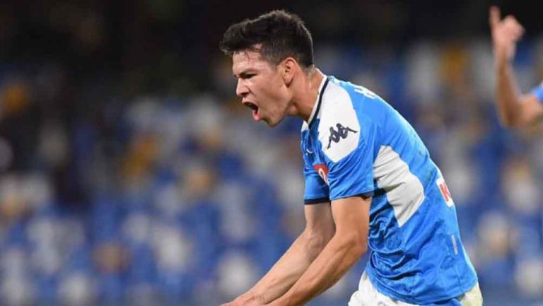 Hirving Lozano durante un partido con Napoli