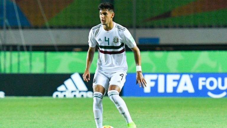 Alejandro Gómez durante un partido con México Sub 17