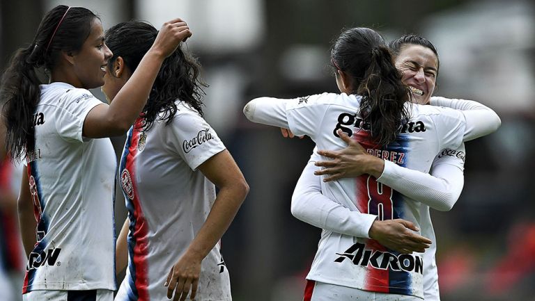 Jugadoras de Chivas Femenil festejan uno de los goles