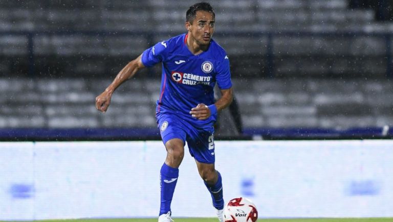 Rafael Baca en acción con Cruz Azul