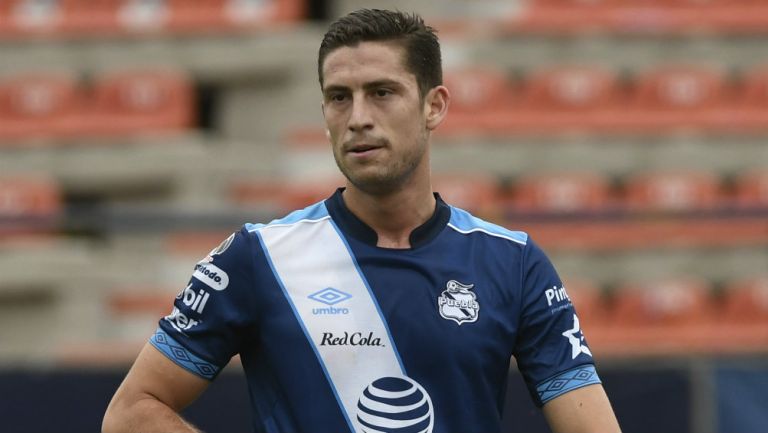 Santiago Ormeño en partido con Puebla