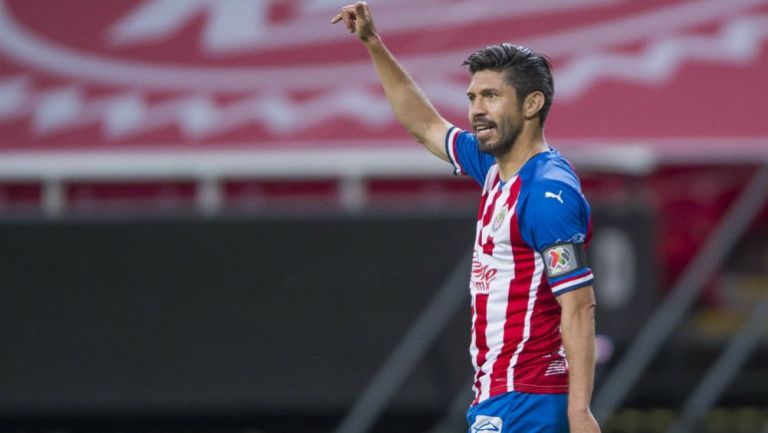 Oribe Peralta en acción con Chivas