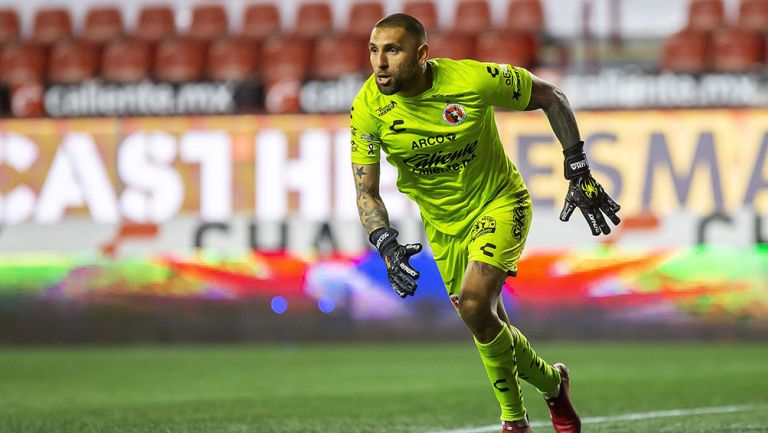 Jonathan Orozco en un partido con Xolos