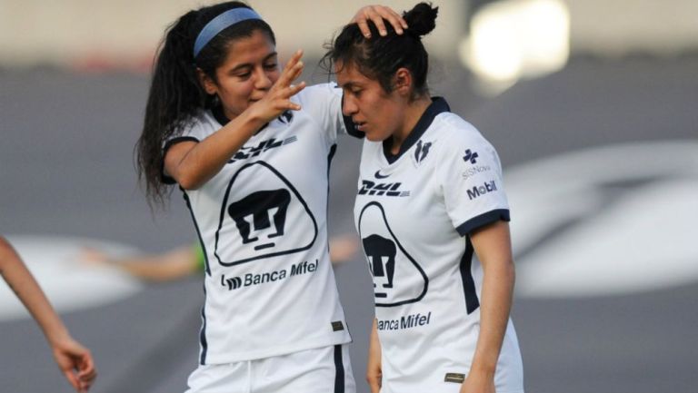 Jugadoras de Pumas Femenil en festejo