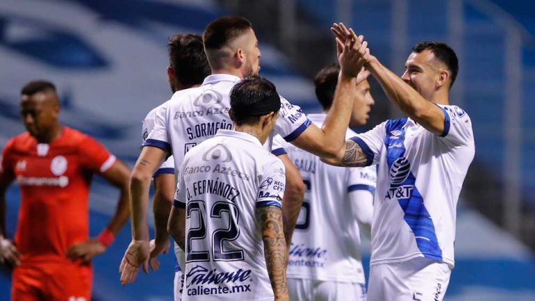 Santiago Ormeño y Daniel Arreola festejan gol ante Toluca